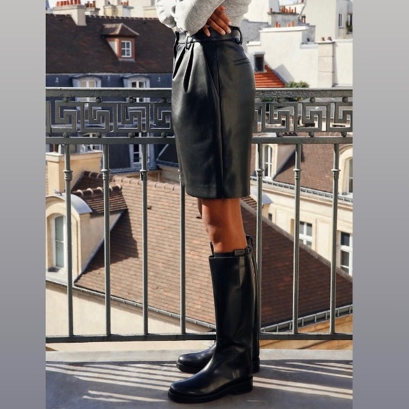 Aritzia Babaton Limerick high-waisted vegan leather shorts. 🖤 - Picture 2 of 9